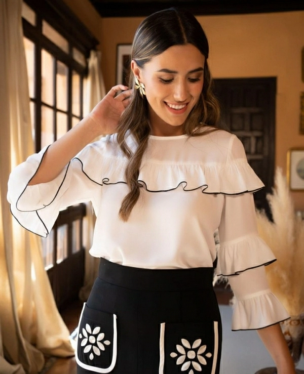 BLUSA MANGA LARGA CON VOLANTES 