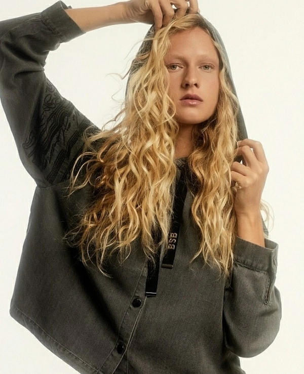 Camisa bordada con capucha MODELO DE BSB  054-216906