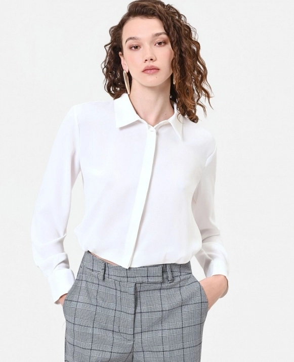 CAMISA COLOR CREMA DE SAT�N CON BOTONADURA OCULTA modelo CFC0130228003