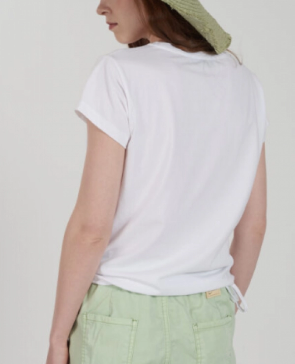 CAMISETA CUELLO EN V BAJO CORDON