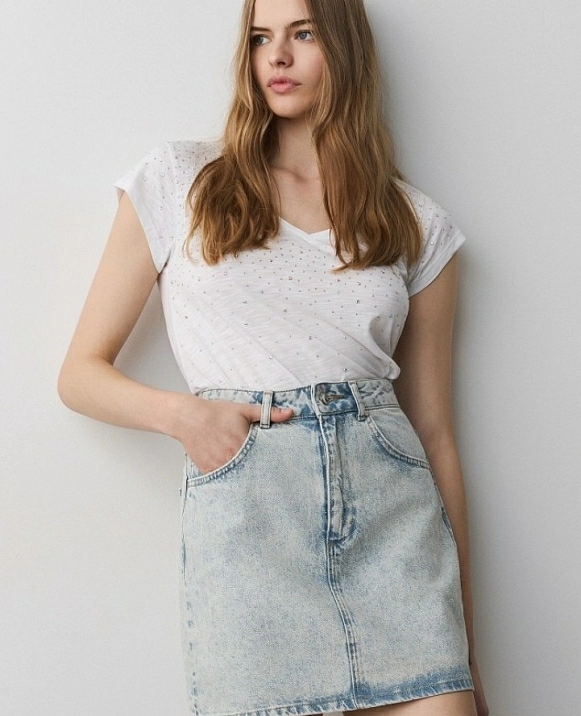 Camiseta de cuello en V con pedrer�a DE BSB MODELO 055-210005