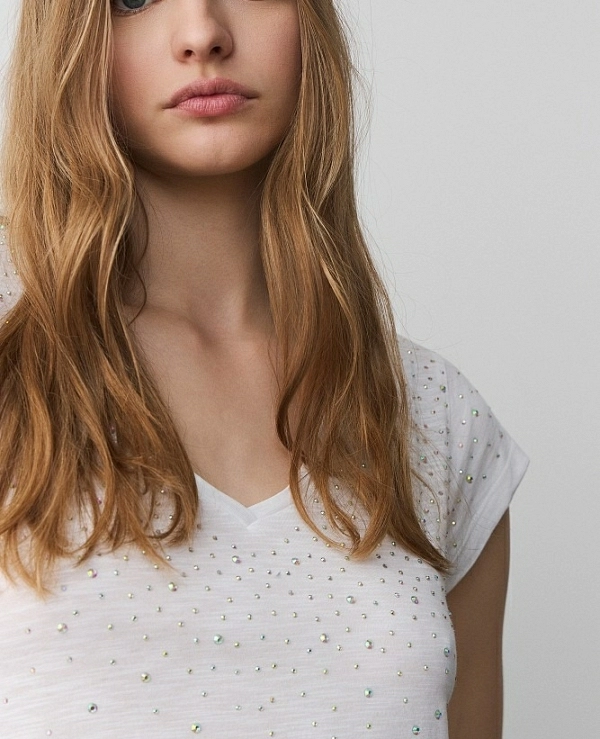 Camiseta de cuello en V con pedrer�a DE BSB MODELO 055-210005 - 21202