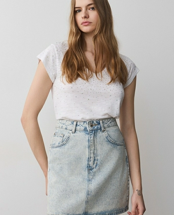 Camiseta de cuello en V con pedrer�a DE BSB MODELO 055-210005 - 21203