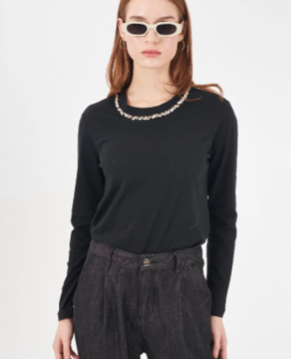 CAMISETA DE MANGA LARGA CON CUELLO DE PIEDRITAS 