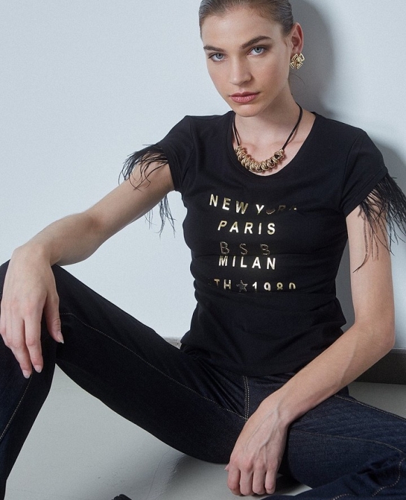 CAMISETA MANGAS PLUMAS CON LETRAS DORADAS DE BSB 050/210009