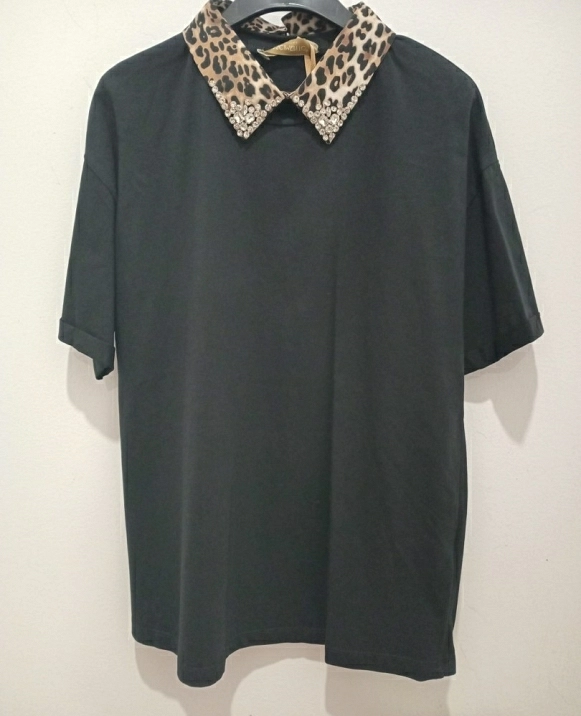 CAMISETA M/CORTA CUELLO LEOPARDO Y PEDRERIA