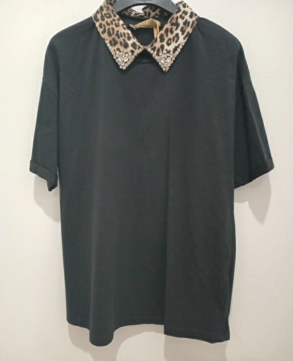 CAMISETA M/CORTA CUELLO LEOPARDO Y PEDRERIA