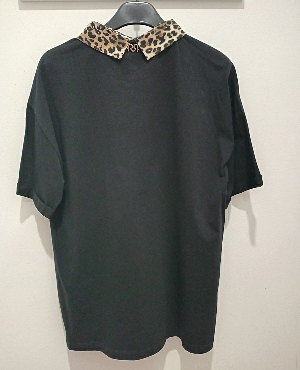 CAMISETA M/CORTA CUELLO LEOPARDO Y PEDRERIA