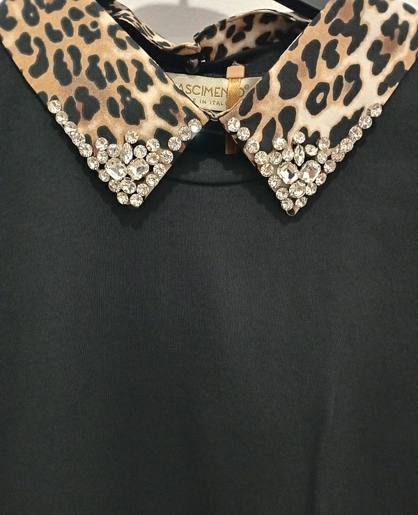 CAMISETA M/CORTA CUELLO LEOPARDO Y PEDRERIA