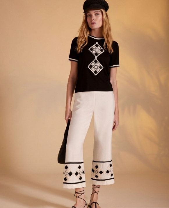 CAMISETA NEGRA CON DETALLES CRUDOS