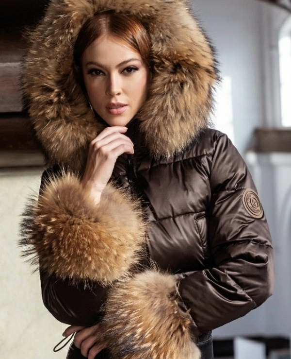 CAZADORA TIPO PLUMAS CON PUOS Y CUELLO DE PELO NATURAL  - 20656