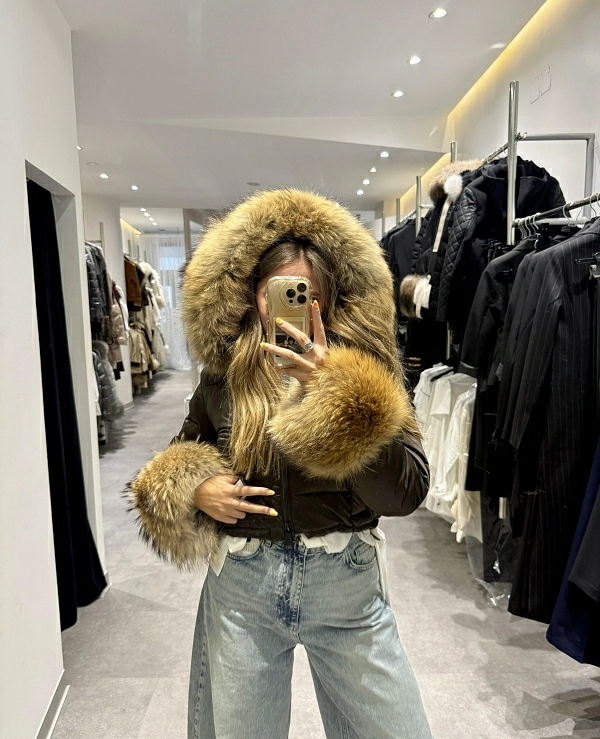 CAZADORA TIPO PLUMAS CON PUOS Y CUELLO DE PELO NATURAL  - 20659