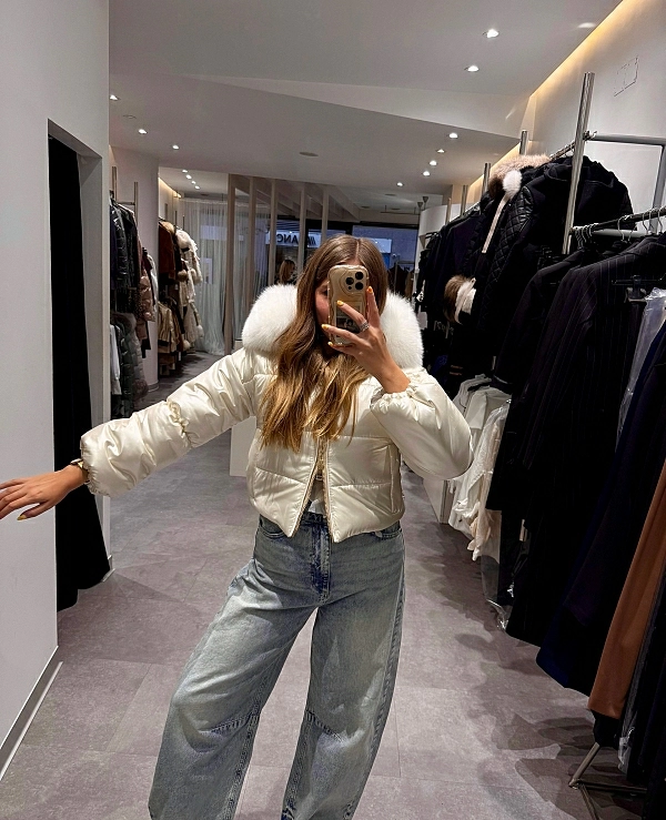 CAZADORA TIPO PLUMAS EN COLOR BLANCO CON PELO EN LA CAPUCHA - 20625