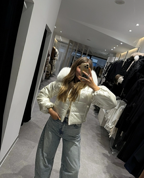 CAZADORA TIPO PLUMAS EN COLOR BLANCO CON PELO EN LA CAPUCHA - 20626