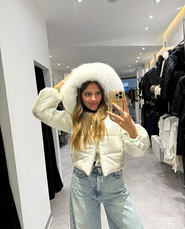 CAZADORA TIPO PLUMAS EN COLOR BLANCO CON PELO EN LA CAPUCHA - 20627