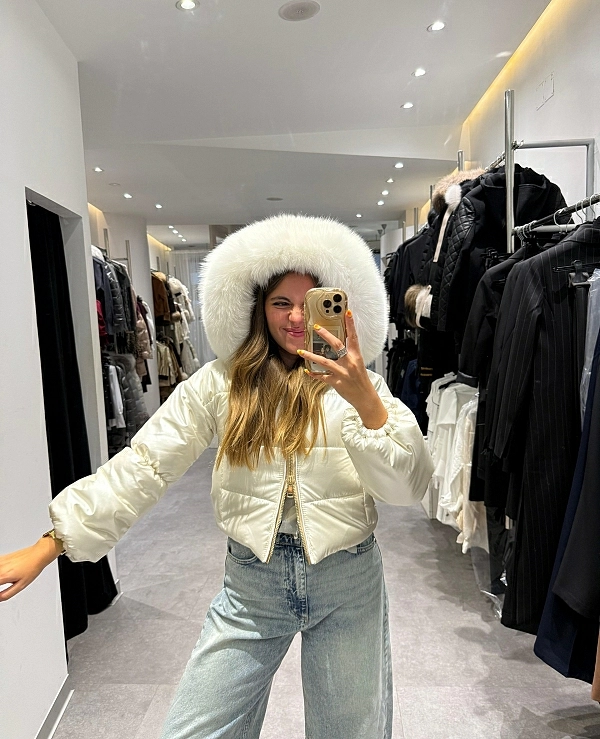 CAZADORA TIPO PLUMAS EN COLOR BLANCO CON PELO EN LA CAPUCHA - 20628