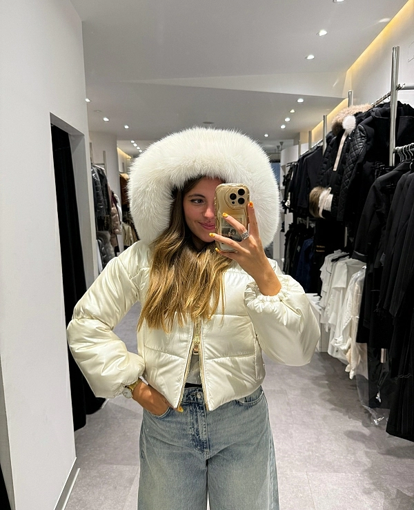 CAZADORA TIPO PLUMAS EN COLOR BLANCO CON PELO EN LA CAPUCHA - 20629