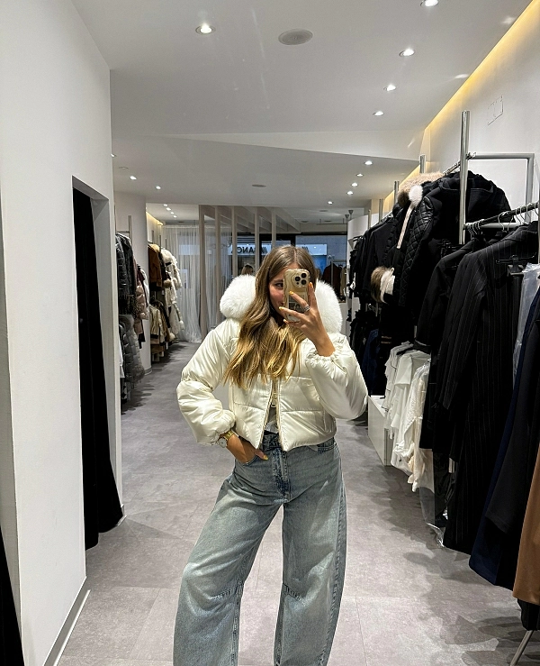 CAZADORA TIPO PLUMAS EN COLOR BLANCO CON PELO EN LA CAPUCHA - 20630