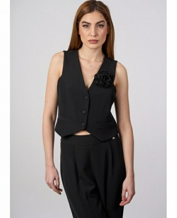 CHALECO NERO CON DETALLE DE LOR