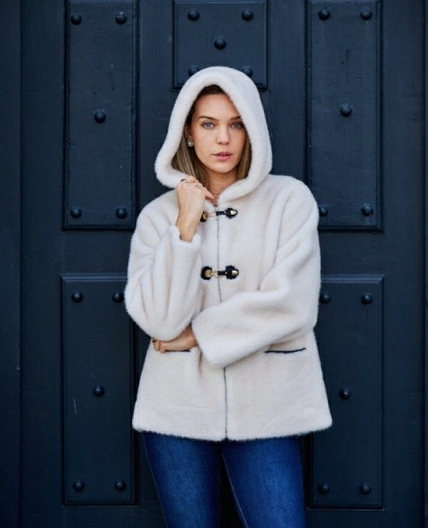 Chaqueta con capucha de piel sinttica