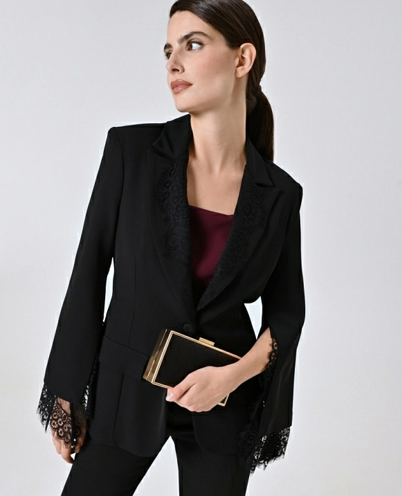 Chaqueta de cady negro con inserciones de encaje