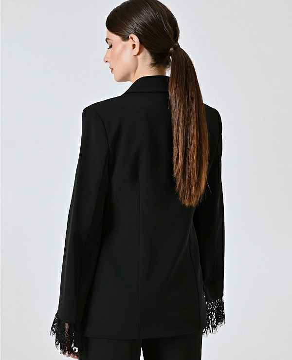Chaqueta de cady negro con inserciones de encaje