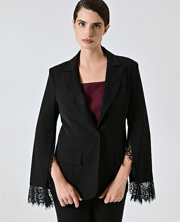 Chaqueta de cady negro con inserciones de encaje