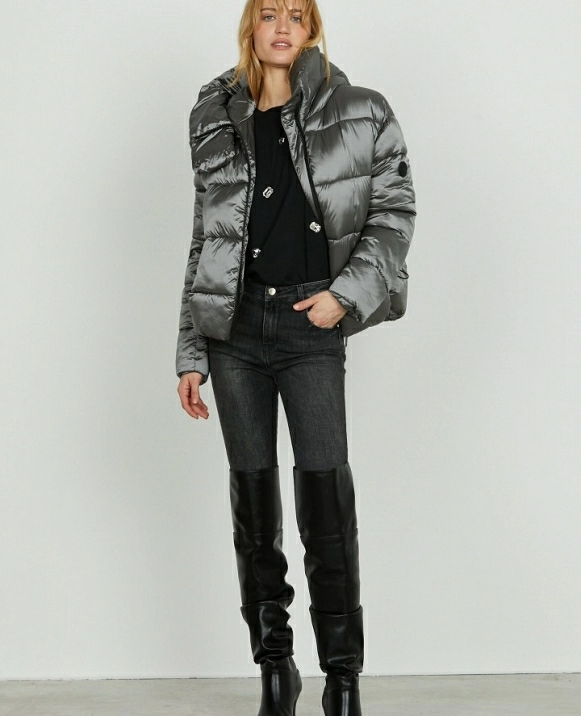 Chaqueta de plumas DE RELISH TONATIUH_Mangas cortas asimtricas con cordn ajustable, capucha y crem