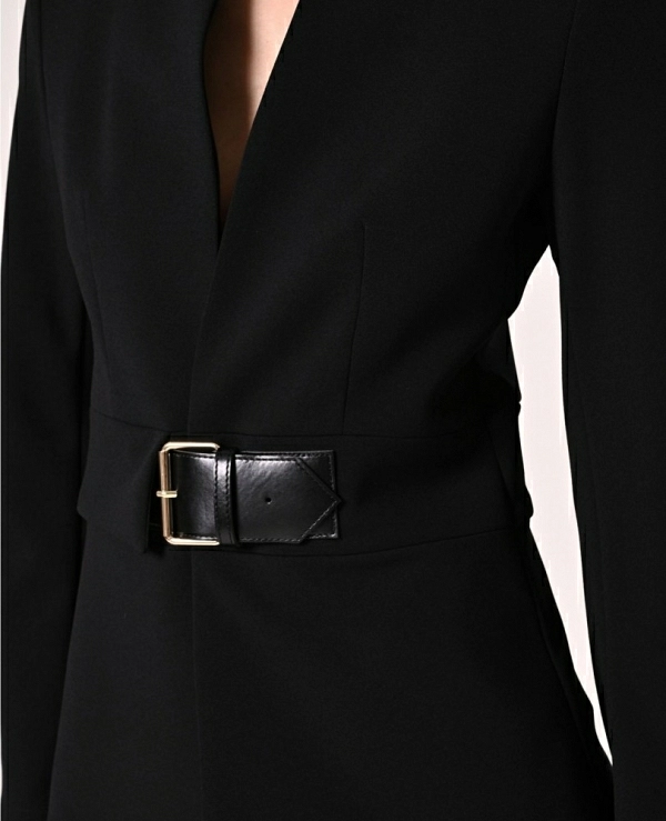 Chaqueta en neopreno crep negro con hebilla