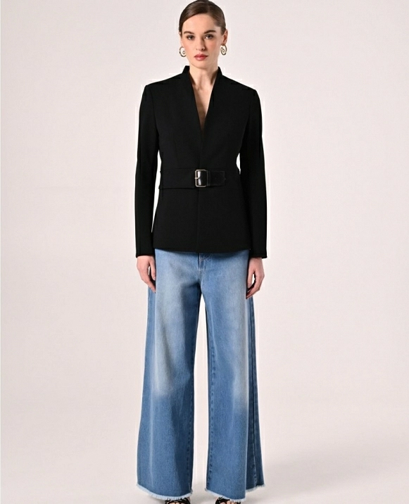 Chaqueta en neopreno crep negro con hebilla