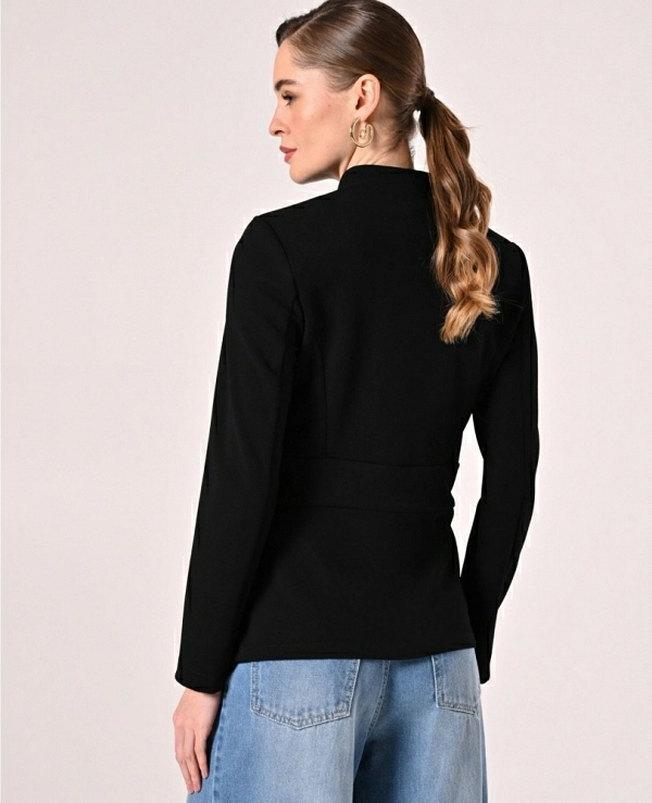 Chaqueta en neopreno crep negro con hebilla