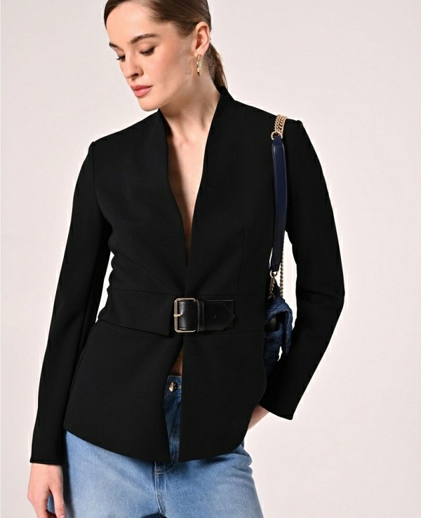 Chaqueta en neopreno crep negro con hebilla