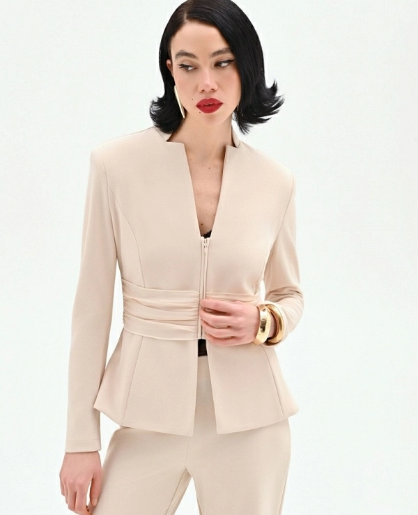 CHAQUETA ENTALLADA BEIGE CLARO CON DRAPEADO EN LA CINTURA