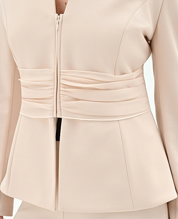 CHAQUETA ENTALLADA BEIGE CLARO CON DRAPEADO EN LA CINTURA - 21476