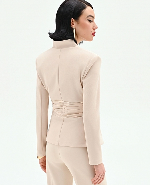 CHAQUETA ENTALLADA BEIGE CLARO CON DRAPEADO EN LA CINTURA - 21477