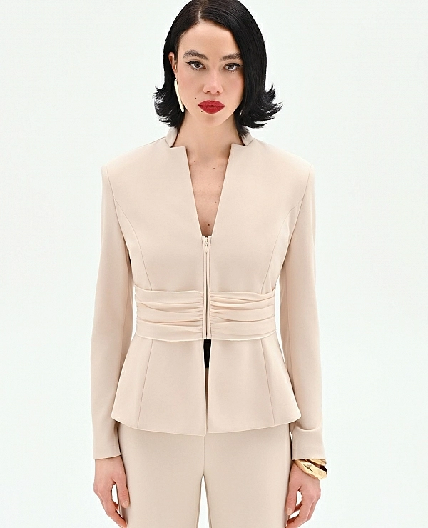 CHAQUETA ENTALLADA BEIGE CLARO CON DRAPEADO EN LA CINTURA - 21479