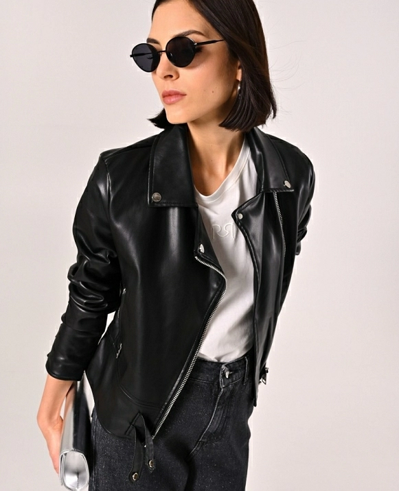 Chaqueta negra efecto piel