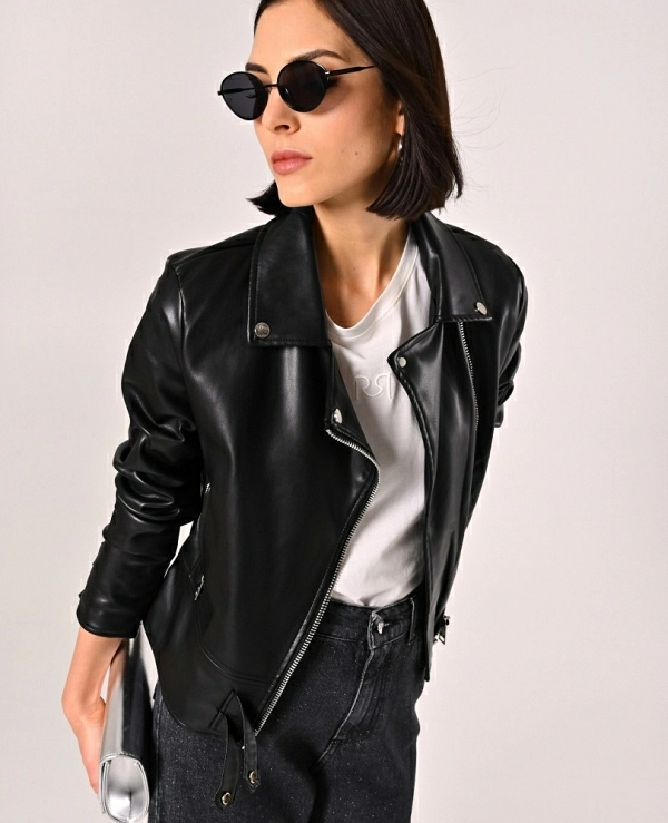 Chaqueta negra efecto piel
