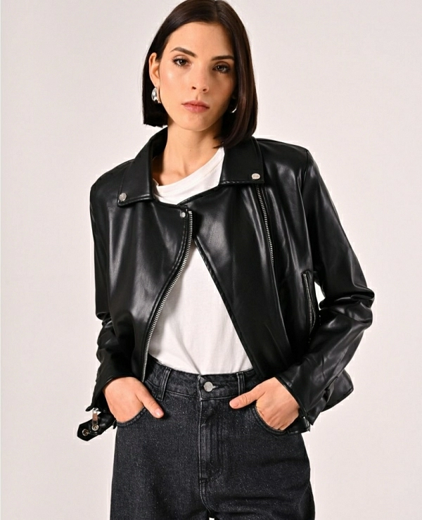 Chaqueta negra efecto piel