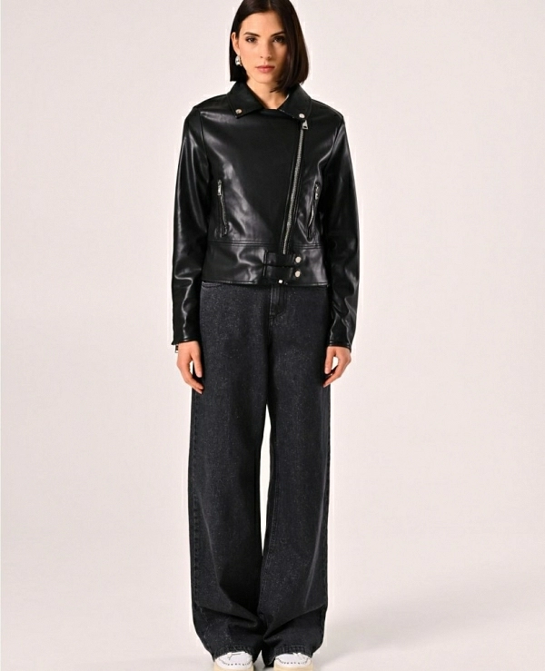 Chaqueta negra efecto piel