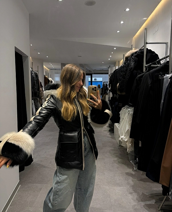 CHAQUETN DE NAPA NEGRO CON CAPUCHA CON PELO NATRURAL EN CAPUCHA Y PUOS - 20643
