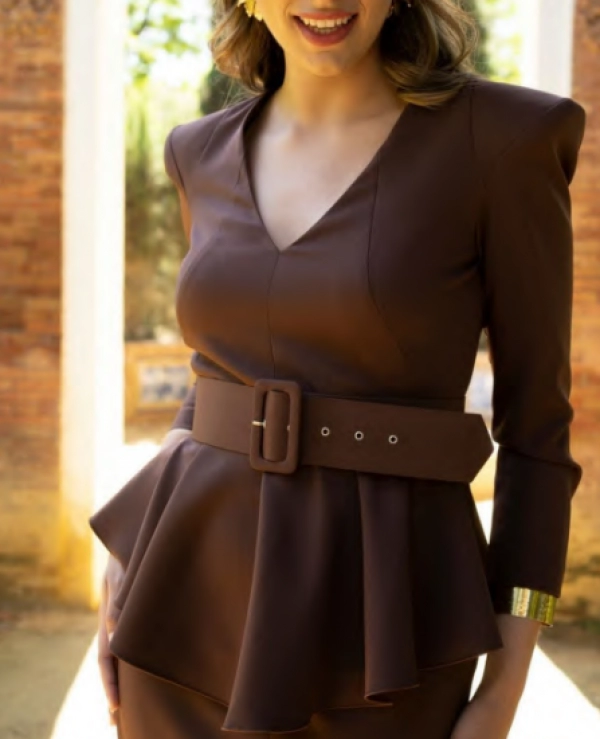 CONJUNTO DE FALDA CON ABERTURA Y CUERPO CON PEPLUM Y CINTURN - 20820