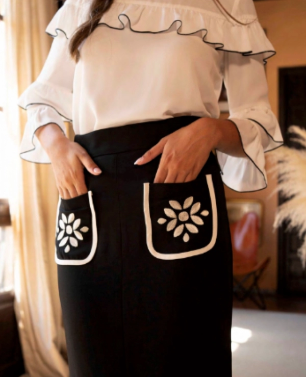 FALDA NEGRA BOLSILLOS BORDADOS