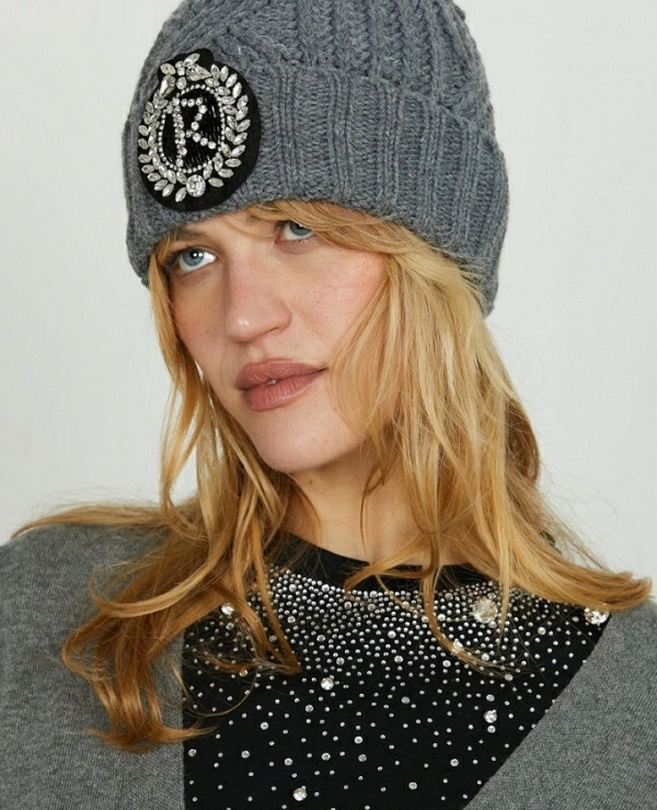 GORRO  CITARA con puo trenzado y parche con el logo y piedras.