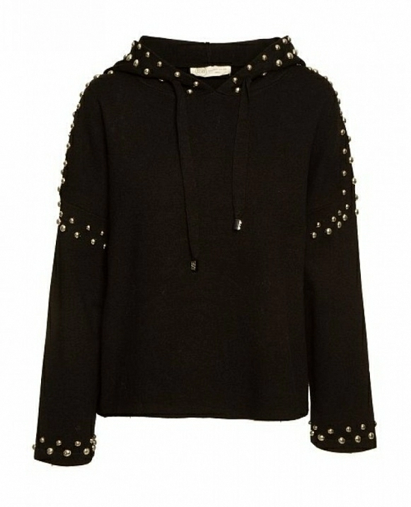 JERSEY TIPO SUDADERA CON CHAPUCHA Y ADORNOS DE TACHUELAS