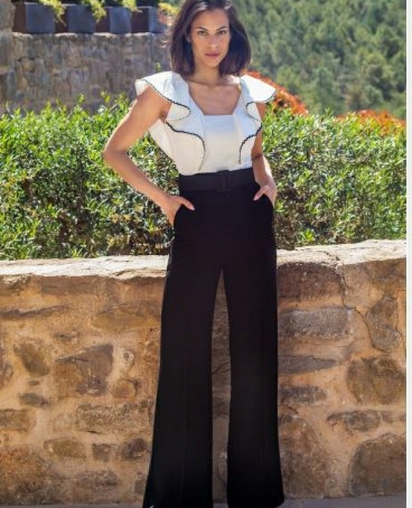 MONO COMBINADO EN NEGRO Y BLANCO CUERPO CON VOLANTE