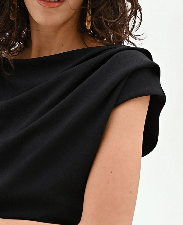 MONO NEGRO CON ESCOTE ASIM�TRICO - 21533