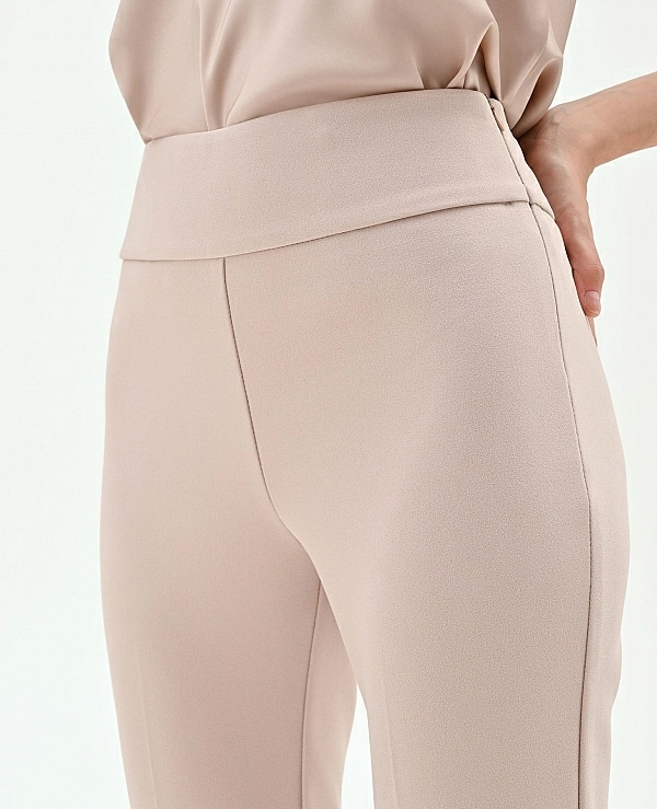 PANTAL�N ACAMPANADO BEIGE TOPO EN CREP� SCUBA - 21497