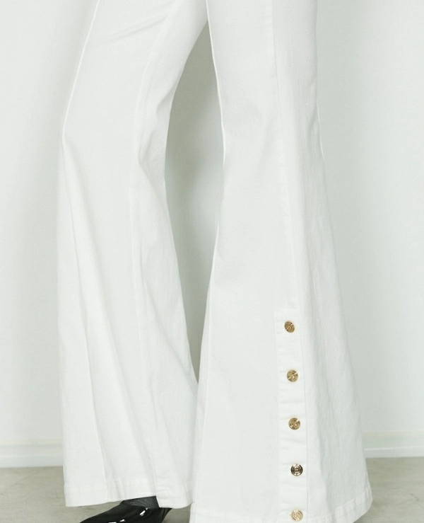 Pantaln RELISH TRACY_Pantaln vuelo de talle alto con pespuntes y aberturas con botones