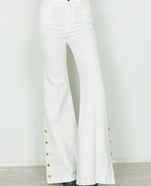 Pantaln RELISH TRACY_Pantaln vuelo de talle alto con pespuntes y aberturas con botones